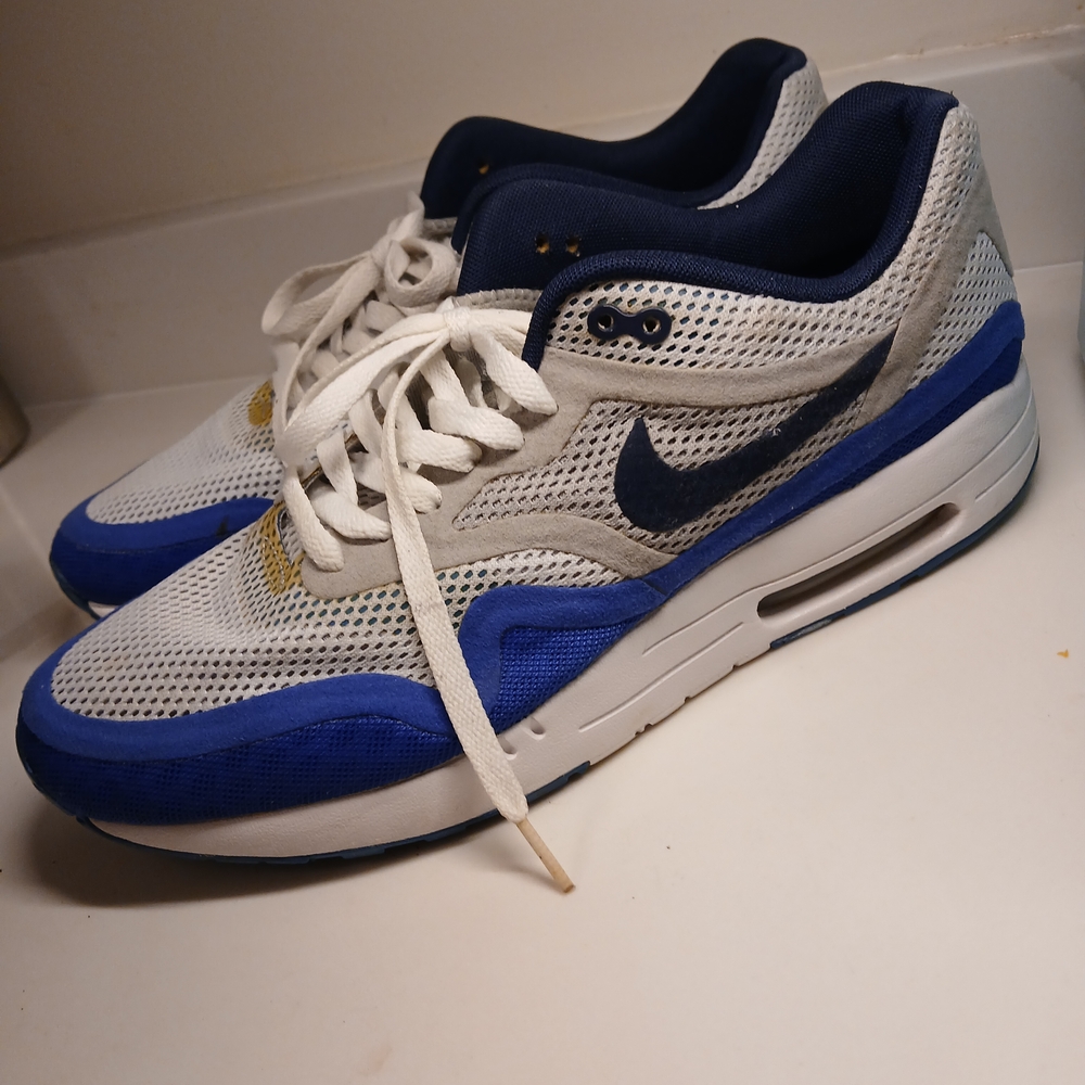 Nike Men’s White Navy Blue Sneakers